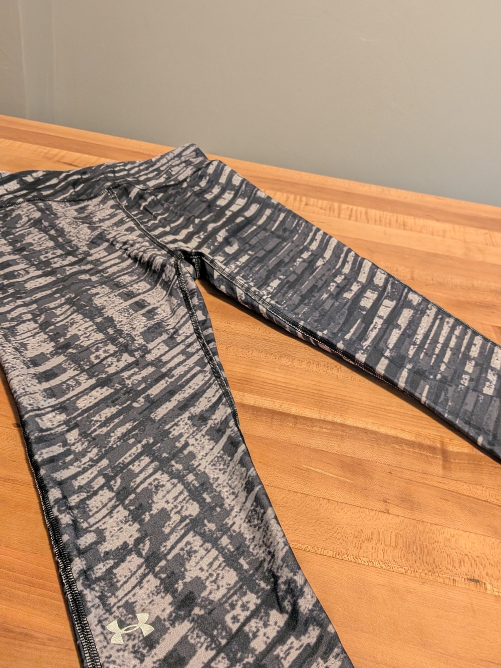 Under Armour HeatGear Compression Leggings - Size Medium - Patterned